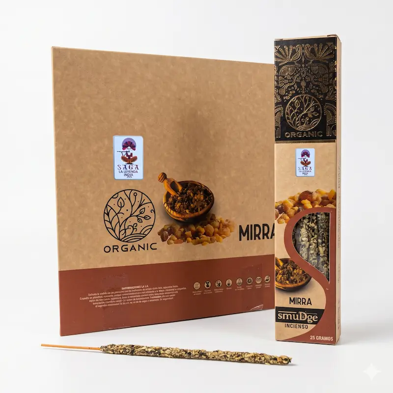 Descubre la profundidad aromática del Incienso Orgánico de Mirra SAGA, una fragancia ancestral apreciada durante siglos por su carácter cálido, resinoso y envolvente. Este pack incluye 12 cajitas de 25 gramos, elaboradas con ingredientes puros y aceites naturales para brindar una experiencia aromática auténtica y de alta calidad. La mirra es una resina natural reconocida por su aroma intenso y sofisticado, tradicionalmente utilizada en ceremonias, prácticas espirituales y espacios de meditación. Su fragancia ayuda a crear ambientes serenos y acogedores, favoreciendo momentos de introspección, relajación y bienestar. Gracias a su elaboración con ingredientes cuidadosamente seleccionados, este incienso orgánico ofrece una combustión uniforme y una fragancia duradera, ideal para aromatizar el hogar, oficinas, salas de yoga o espacios dedicados al descanso y la armonización. Beneficios del Incienso Orgánico de Mirra SAGA ✔ Aroma resinoso, cálido y duradero. ✔ Ideal para meditación, yoga y mindfulness. ✔ Ayuda a crear ambientes de calma y bienestar. ✔ Perfecto para armonización y renovación de espacios. ✔ Elaborado con ingredientes puros y aceites naturales. ✔ Libre de crueldad animal. ✔ Sin derivados de origen animal. ✔ Menor impacto ambiental. Características Marca: SAGA Aroma: Mirra Línea: Organic Formato: Pack de 12 cajitas Contenido por cajita: 25 gramos Ingredientes puros Aceites naturales Libre de crueldad animal Sin derivados animales El incienso orgánico de mirra es una excelente opción para quienes buscan una fragancia tradicional y elegante que aporte una sensación de equilibrio, serenidad y bienestar en cualquier ambiente.